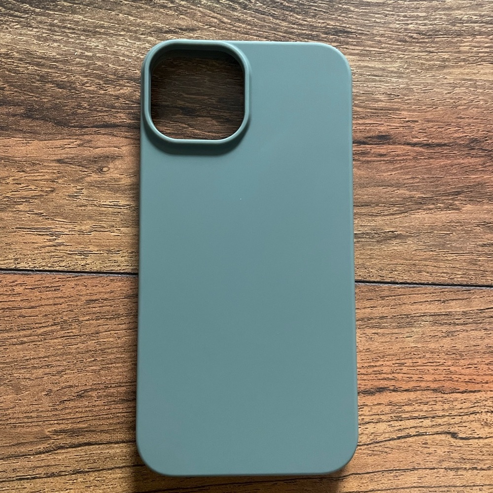 Green iphone 13 case from H&M